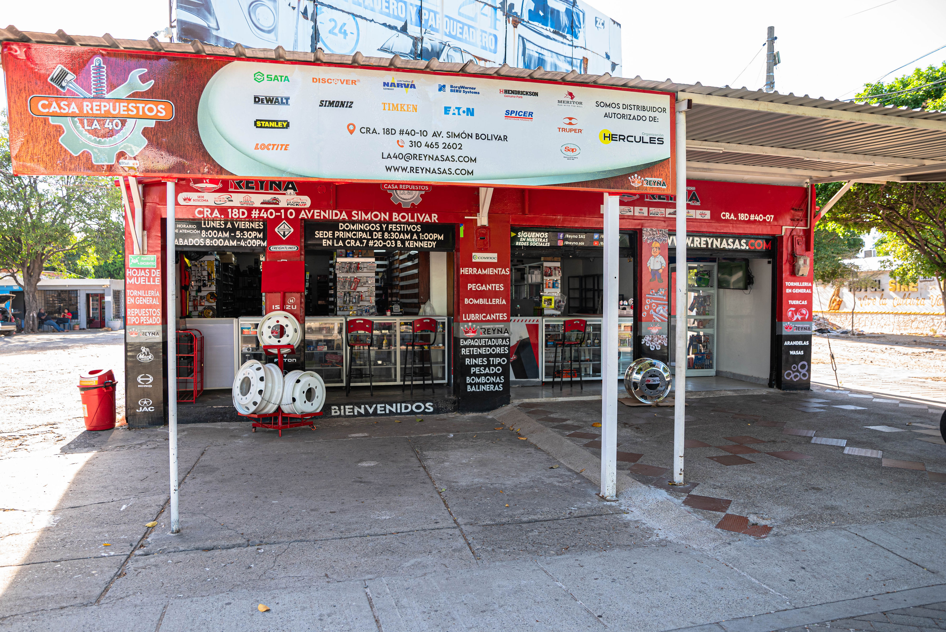 Frente de La Casa de La 40 con cartelería de marcas Bosch, Garrett y repuestos automotrices en Valledupar