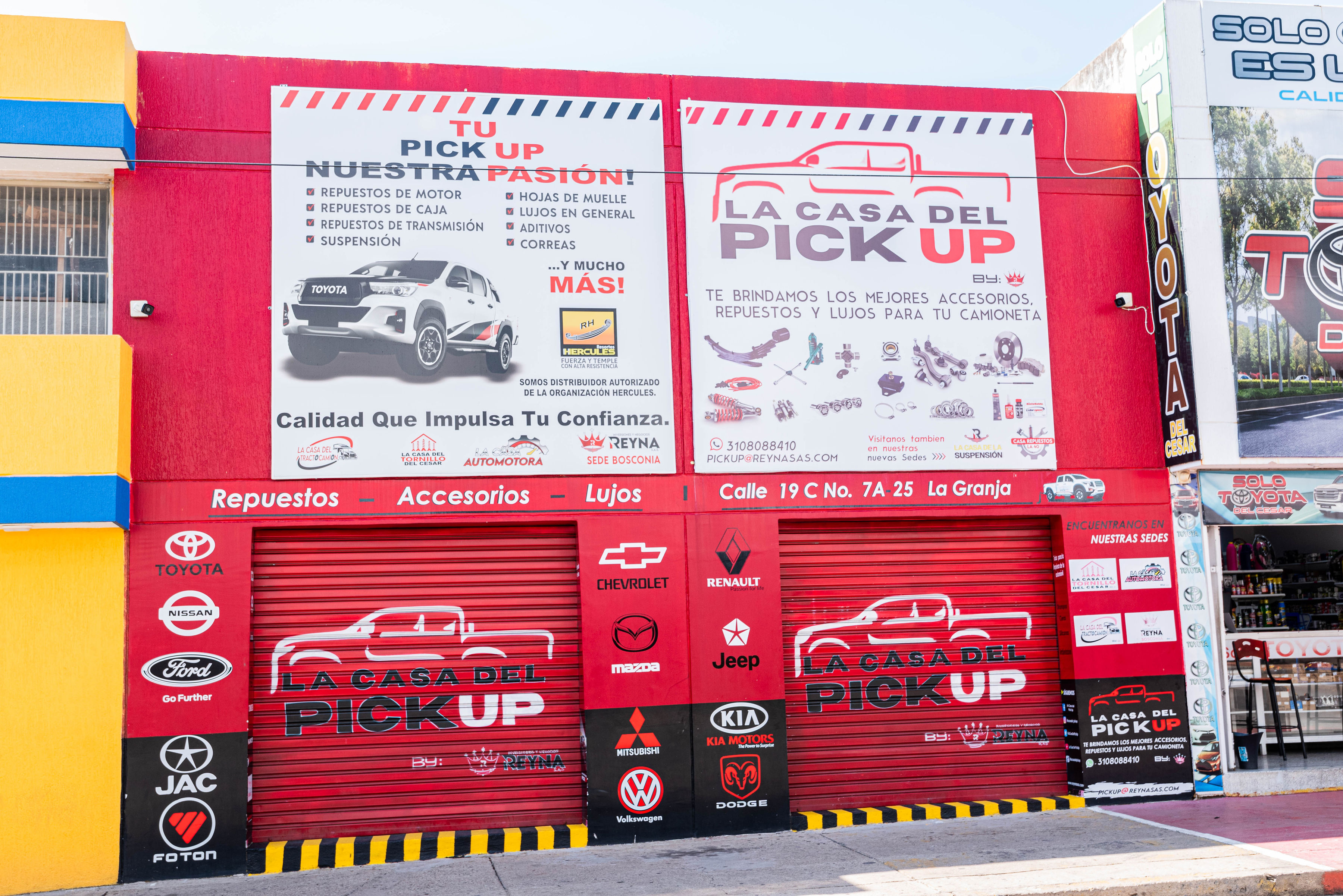 Fachada de La Casa del Pick Up en Valledupar con banner de repuestos, accesorios y lujos para camionetas