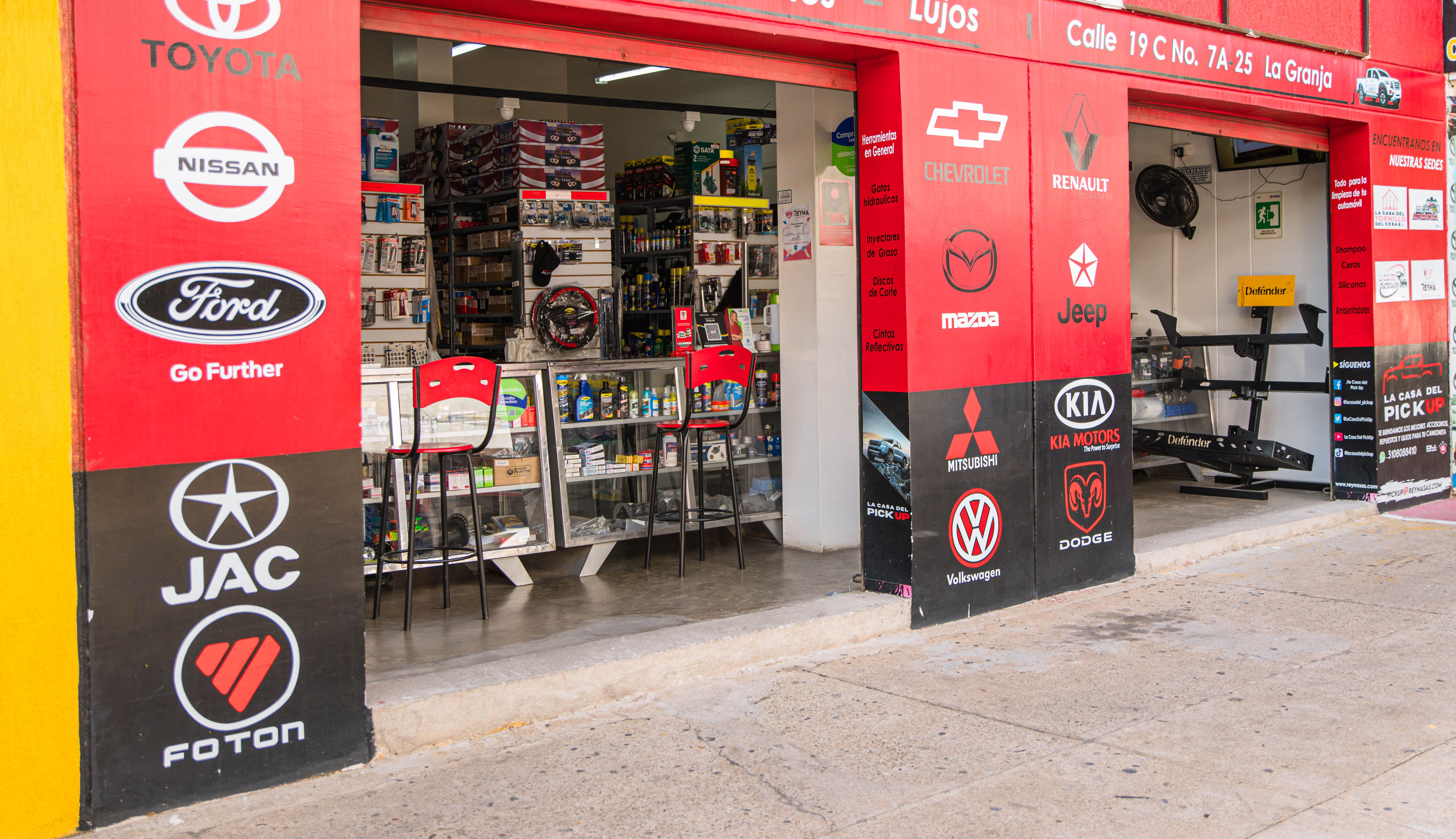 Entrada principal de La Casa del Pick Up con exhibición de marcas automotrices KIA, Chevrolet, Mazda y Dodge