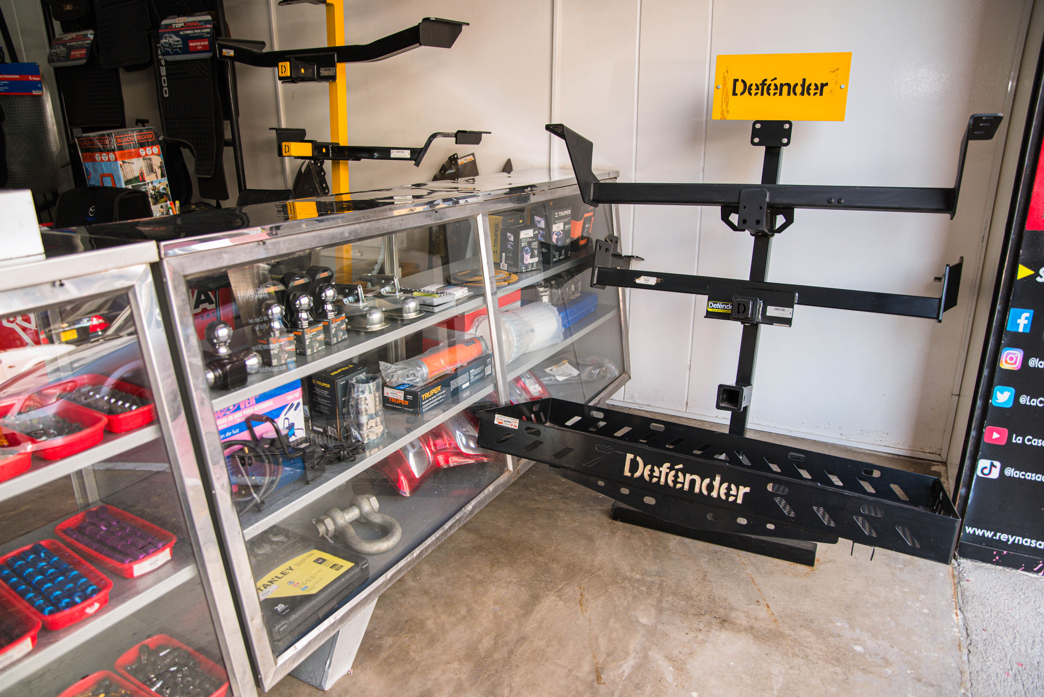 Vitrina interior con accesorios para pickup y productos Defender en La Casa del Pick Up Valledupar
