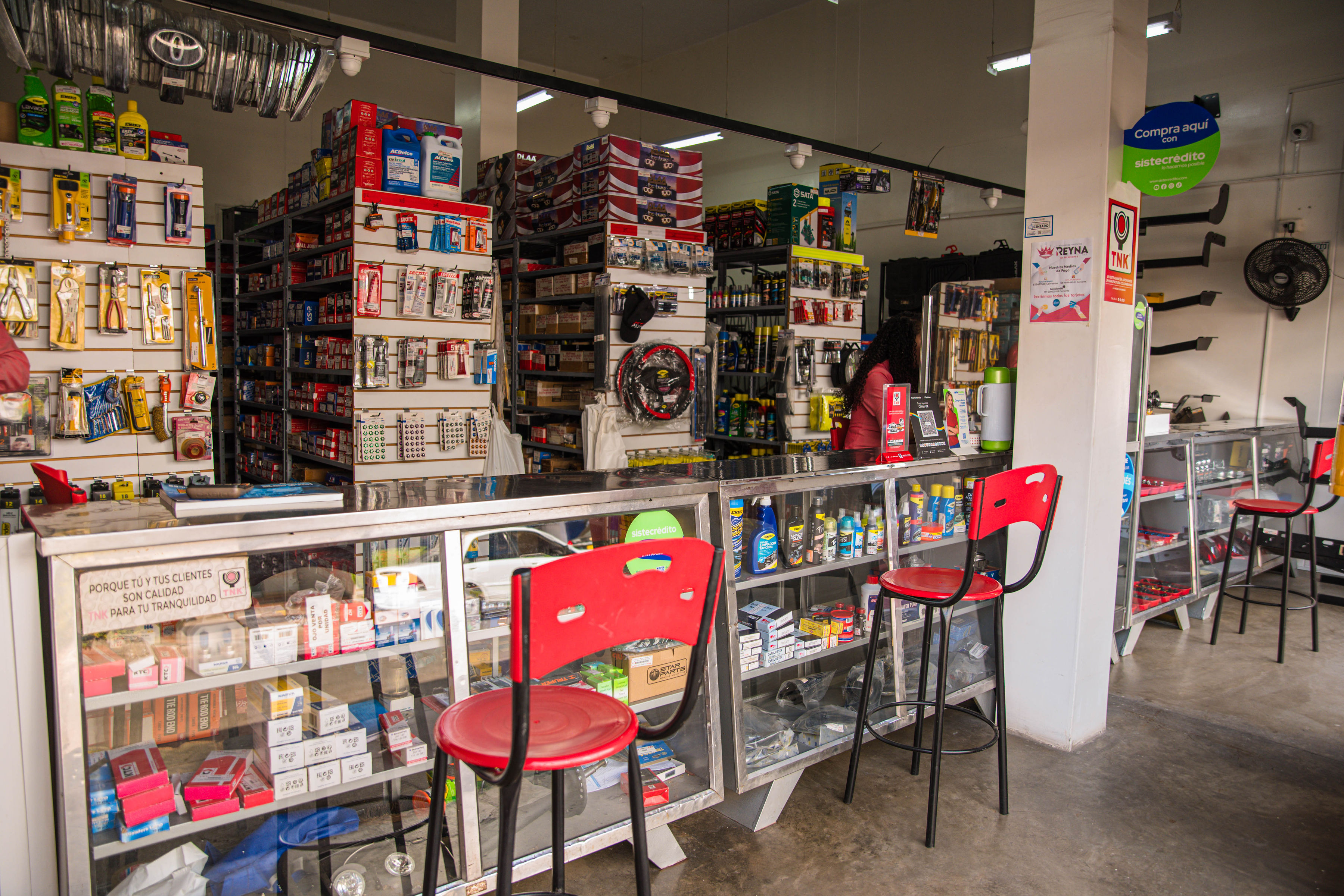 Sala de ventas de La Casa del Pick Up con exhibidores de lujos y accesorios para camionetas