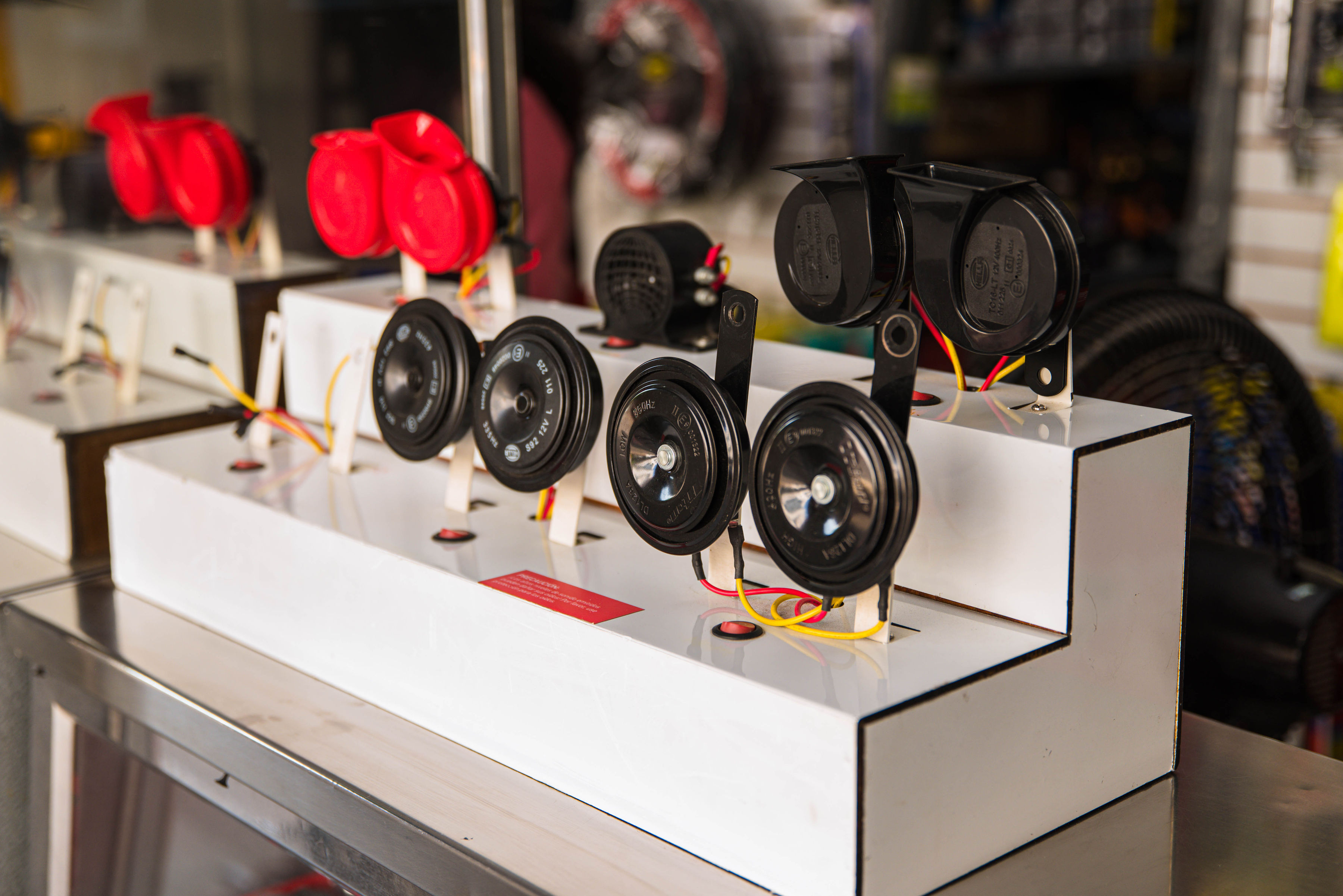 Exhibición de bocinas, cornetas y accesorios de sonido para pickup en Valledupar