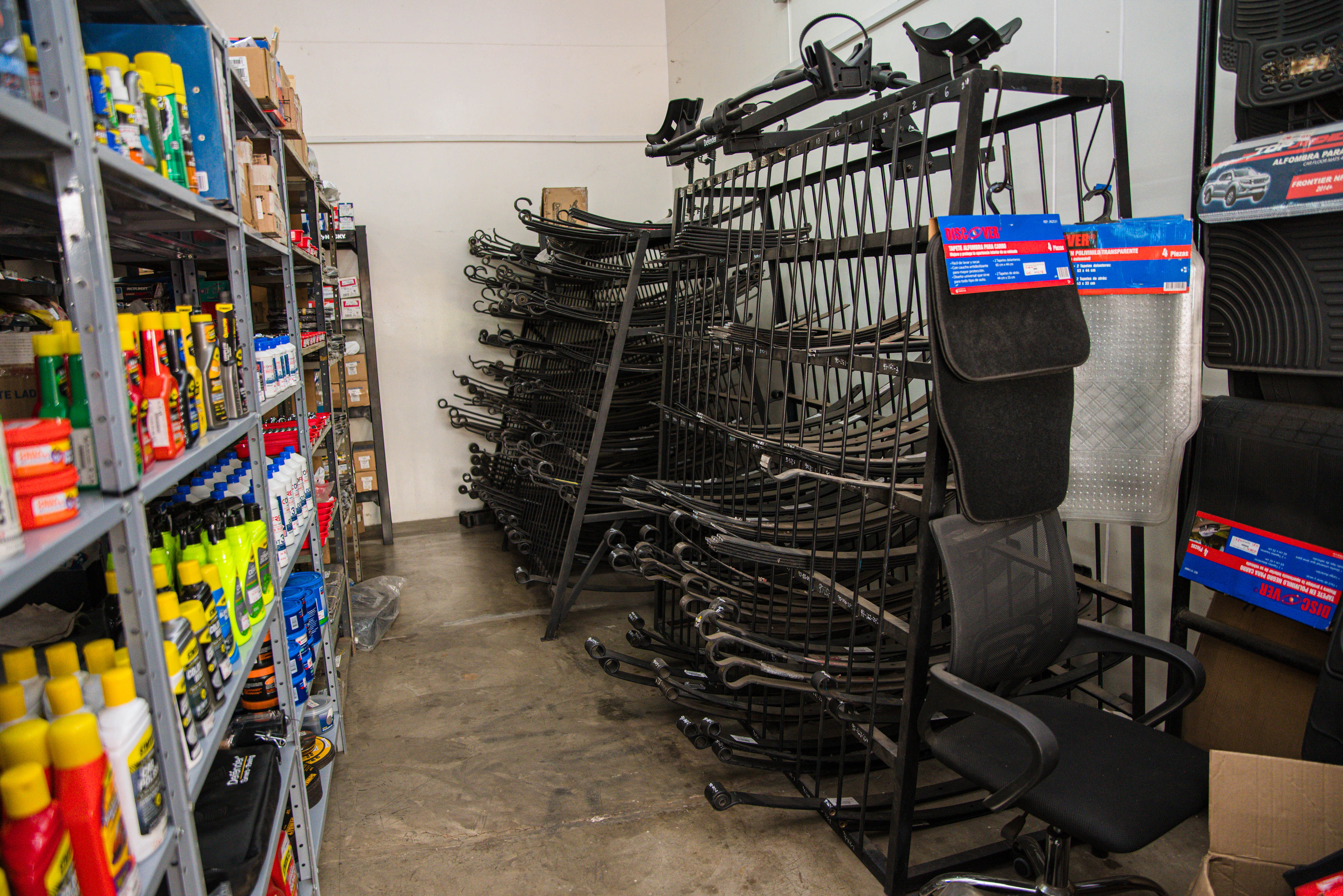 Bodega con estanterías metálicas y amplio inventario de repuestos para camionetas pickup